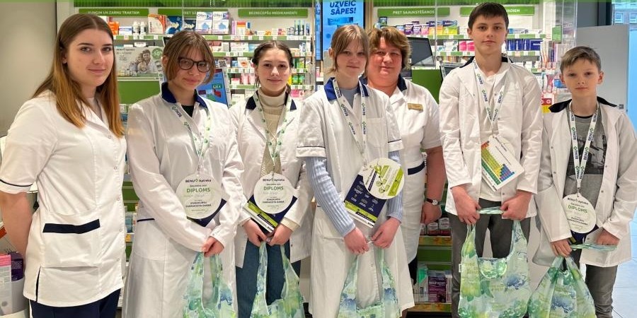 Ēnu dienas ietvaros 49 skolēni iepazīst farmaceita darbu BENU Aptiekās